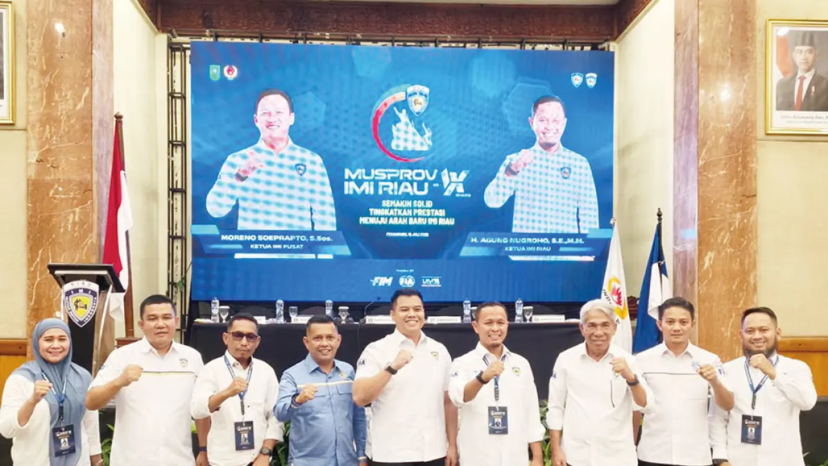 Ketua Ikatan Motor Indonesia (IMI) Riau masa bakti 2026-2030 H Agung Nugroho  (empat kanan) foto bersama usai Musyawarah Provinsi (Musprov) IX IMI Riau  di Pekanbaru, Ahad (19/7/2026). (imi untuk riau pos)
