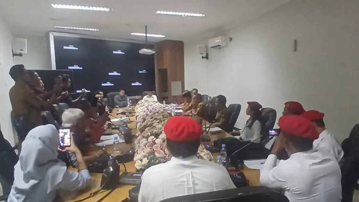 Ketua Komisi II DPRD Kabupaten Kampar Tony Hidayat memimpin rapat dengar pendapat dengan Disdikpora, kepala sekolah, tokoh masyarakat, dan orang tua murid di ruang Banmus DPRD Kampar, Senin (20/7/2026).(Kamaruddin/Riaupos.co)