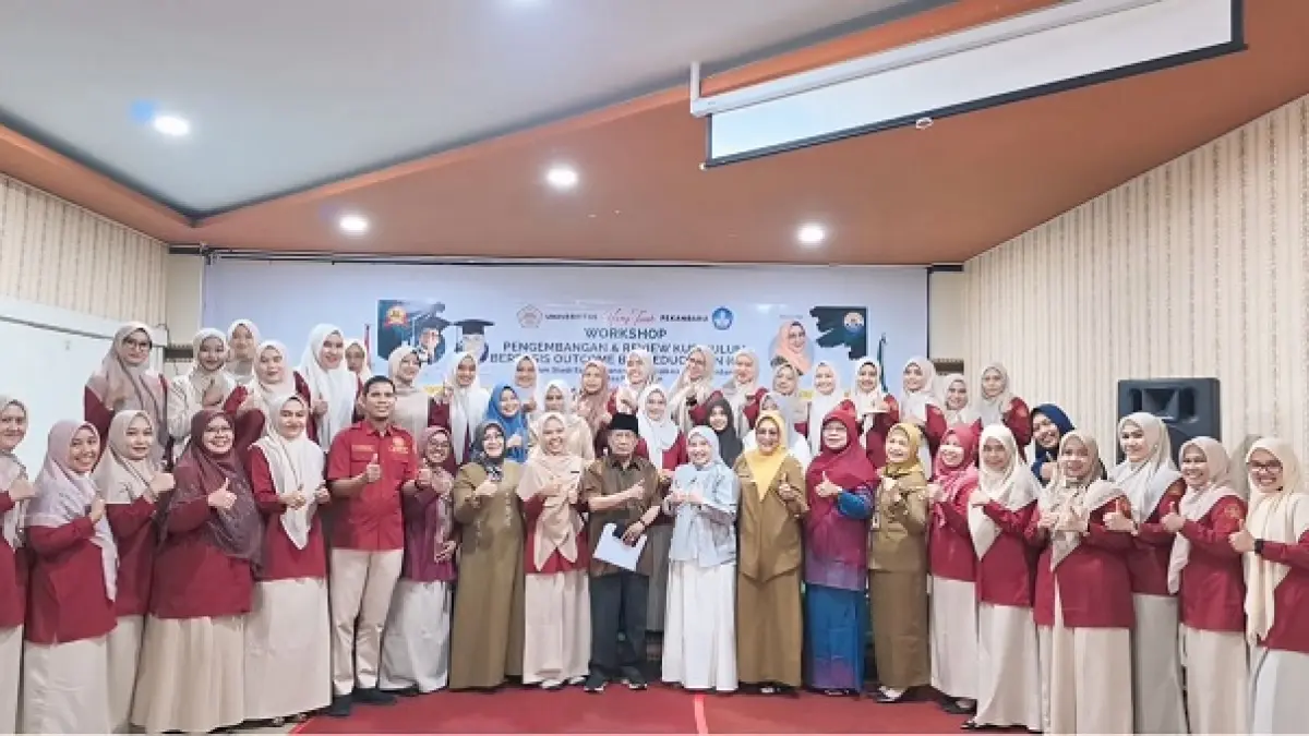 Ketua Yayasan Hang Tuah Pekanbaru dr H Zainal Abidin MPH,&nbsp;&nbsp; Rektor UHTP Assoc Prof Ns Lita MKep PhD dan pimpinan UHTP lainnya, stakeholder, pembicara dan peserta foto bersama usai pembukaan worskshop, Senin (20/7/2026). (UHTP untuk Riau Pos)