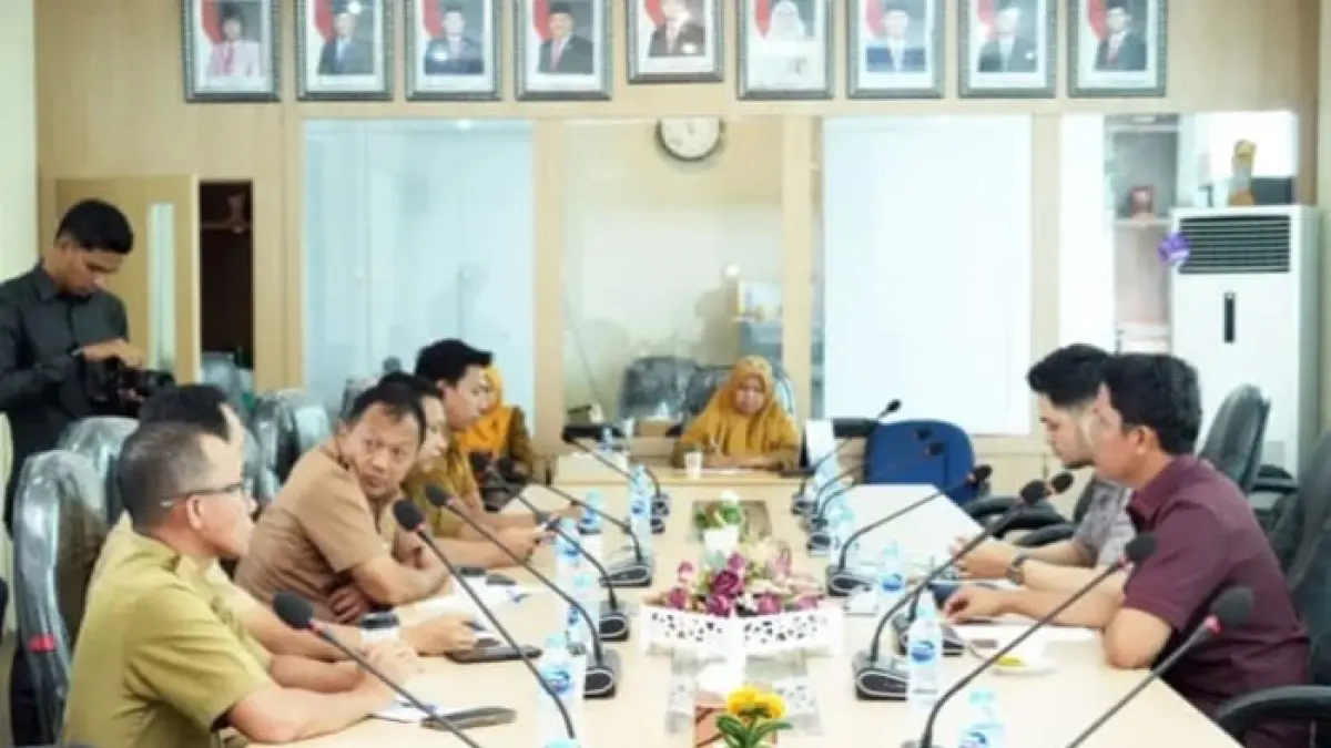 Komisi I DPRD bersama Dinas PMD Kabupaten Bengkalis menggelar rapat kerja bersama di Gedung DPRD Bengkalis. (Humas DPRD untuk Riaupos.co)