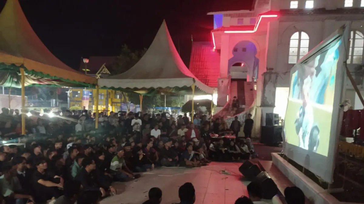 Masyarakat nonton bareng pertandingan final piala dunia di depan kantor BPKAD Rohil di Bagansiapiapi, Senin (20/7/2026) dini hari. (Istimewa)