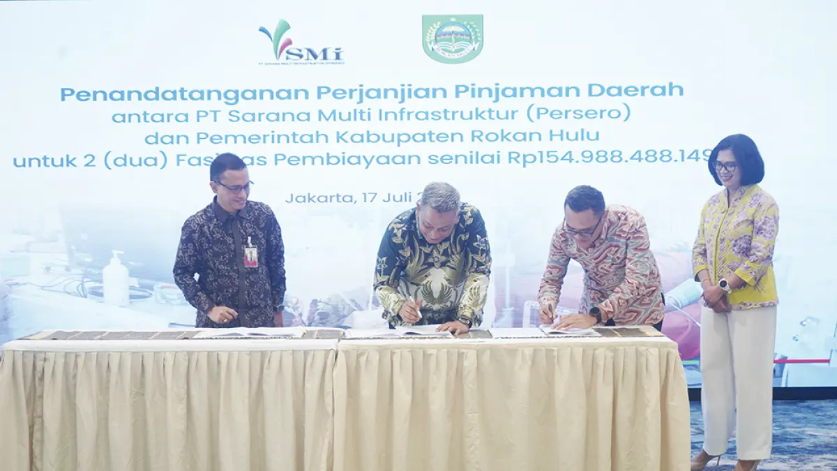 MENANDATANGANI: Bupati Rohul Anton menandatangani perjanjian pinjaman daerah antara PT SMI dan Pemkab Rohul di lantai 48 Sahid Sudirmen Center Jakarta, Jumat (17/7/2026). (Dinas Kominfo Rohul untuk Riau Pos)
