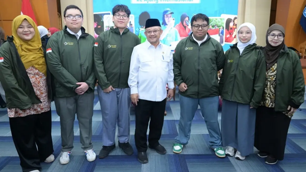 Menteri Pendidikan Dasar dan Menengah (Mendikdasmen) RI Prof Abdul Mu’ti foto bersama dengan deligasi Indonesia dua di antaranya dari MAN 1 Pekanbaru usai pelepasan, Selasa (14/7/2026). (Humas MAN 1 Pekanbaru untuk Riau Pos)