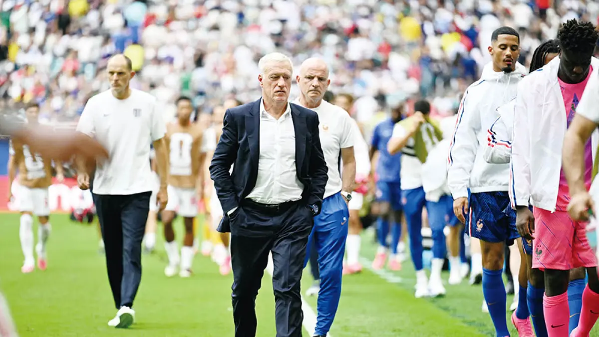 Pelatih kepala Prancis Didier Deschamps saat berjalan meninggalkan lapangan usai pertandingan perebutan tempat ketiga Piala Dunia 2026 antara Prancis melawan Inggris di Stadion Miami, Ahad (19/7/2026). (CHANDAN KHANNA/AFP)
