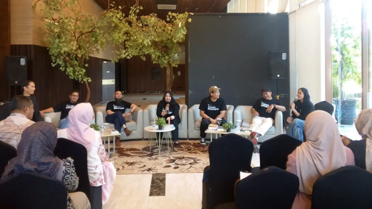 Pendiri Kotak Baca bersama alumni SMUN 8 Pekanbaru Angkatan 2001 dalam acara Teman Sebangku di Hotel Prime Park Pekanbaru, Ahad (19/7/2026). (Kotak Baca untuk Riau Pos)