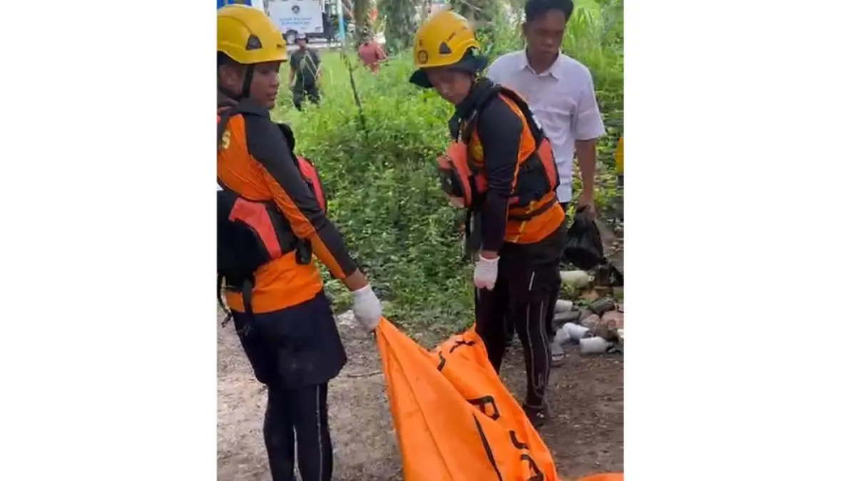 Personel gabungan mengevakuasi jasad korban serangan buaya, Ajib di Kelurahan Lubuk Gaung, Kecamatan Sungai Sembilan, Kota Dumai, Ahad (19/7/2026). (SAR Pekanbaru untuk Riau Pos)
