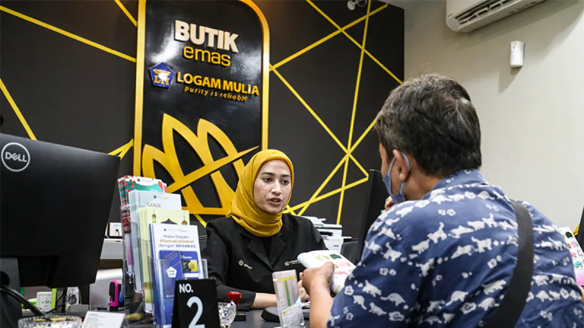 Petugas melayanai warga yang memesan emas Antam di Butik Emas Logam Mulia PT Aneka Tambang di kantor pusat Jalan TB. Simatupang, Jakarta. (Dok. Salman Toyibi/Jawa Pos)

