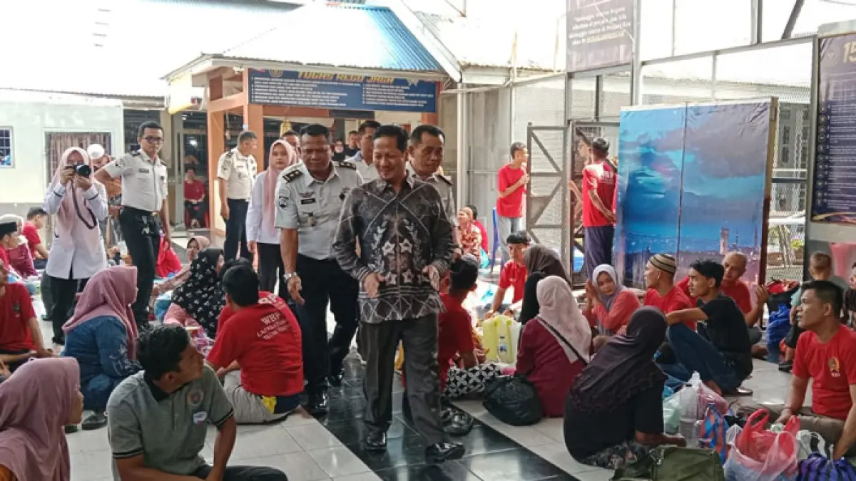 Plt Bupati Kuansing H Muklisin didampingi Kall Lapas Teluk Kuantan Arip Herdian meninjau dan menyapa warga binaan Lapas Teluk Kuantan, Senin (20/7/2026). (Desriandi Candra/Riaupos.co)