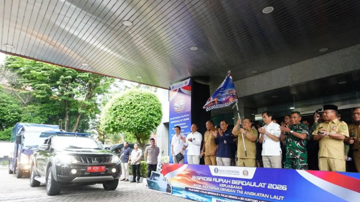 Plt Gubri SF Hariyanto saat melepas tim ekspedisi rupiah berdaulat di kantor BI Riau, Senin (20/7/2026). (Diskominfo Riau untuk Riaupos.co)