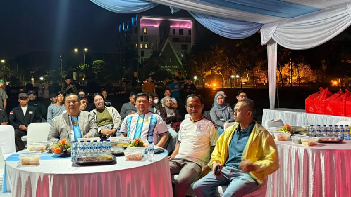 Plt Gubri SF Hariyanto saat menghadiri nobar final piala dunia di halaman kantor gubernur Riau, Senin (20/7/2026). (Diskominfo Riau untuk Riaupos.co)