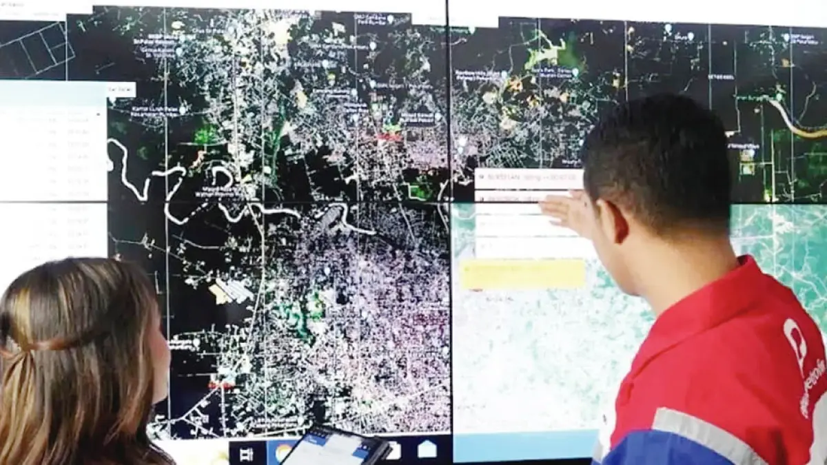 PT Elnusa Petrofin memperkuat pengawasan armada distribusi energi melalui pemanfaatan Road Traffic Control yang beroperasi selama 24 jam. Petugas menjelaskan cara kerja aplikasi RTC, belum lama ini. (Elnusa Petrofin untuk riau pos)