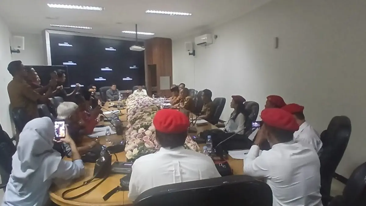 Rapat dengar pendapat (RDP) untuk mencarikan solusi bagi ratusanacalon siswa SMPN 4 dan SMPN 6 Siak Hulu yang belum mendapat kepaatian bersekolah di Ruang Rapat Badan Musyawarah (Banmus) DPRD Kampar, Senin (20/7/2026). (Istimewa)