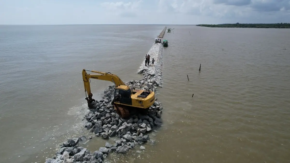 Sejumlah pekerja dan pejabat terkait memantau situasi pembangunan pembangunan 293 meter pengaman pantai di Desa Kedabu Rapat, Kecamatan Rangsang Pesisir, Meranti.(Wira Saputra/Riaupos.co)