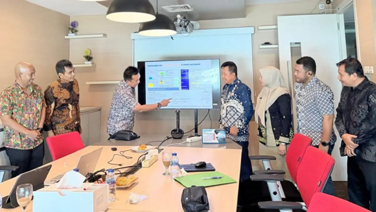 Sekdakab Inhu, Zulfahmi Adrian saat memaparkan program menuju Inhu terang pada pertemuan formal bersama konsorsium Fokus Indo Lighting dan Duta Hita Jaya di Jakarta. (Diskominfotik Inhu untuk Riaupos.co)