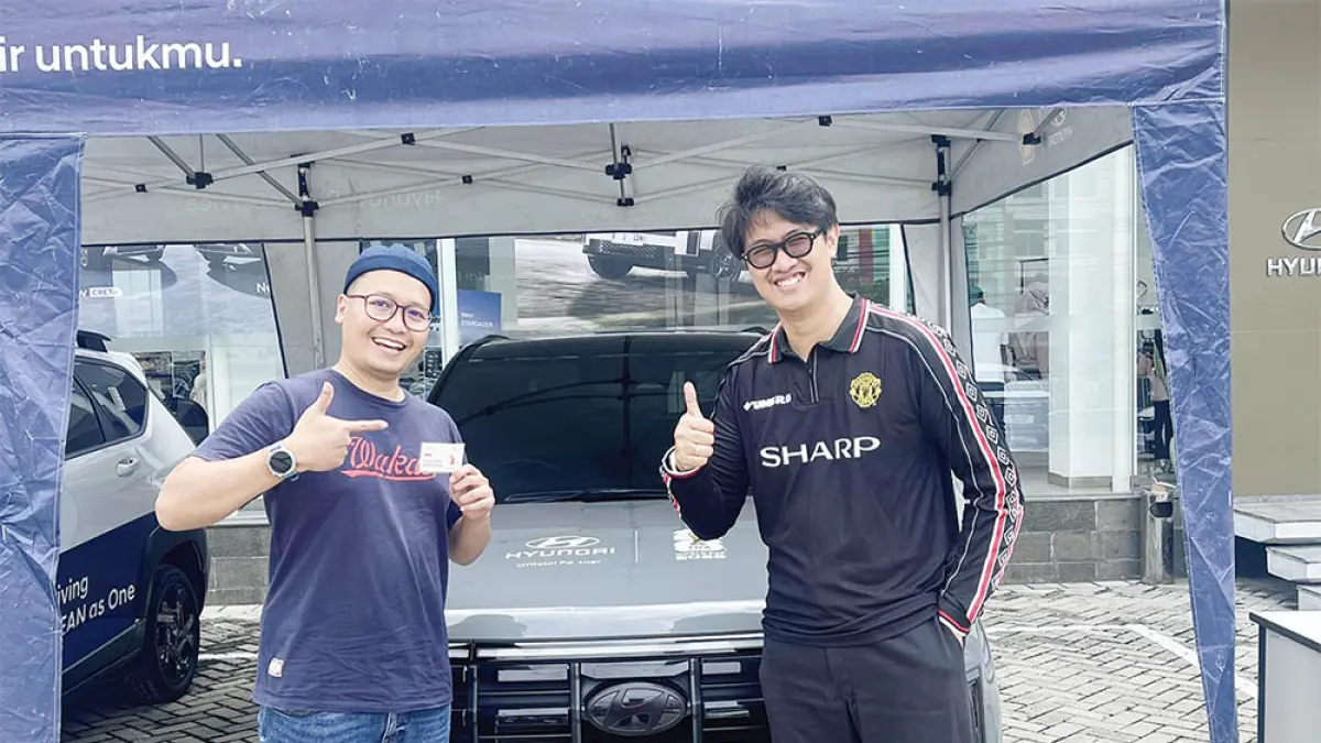 Seorang satu pengunjung iven Hyundai Sales in Service saat klaim hadiah e-money usai melakukan test drive di showroom Hyundai Arista Panam, Ahad (19/7/2026).
