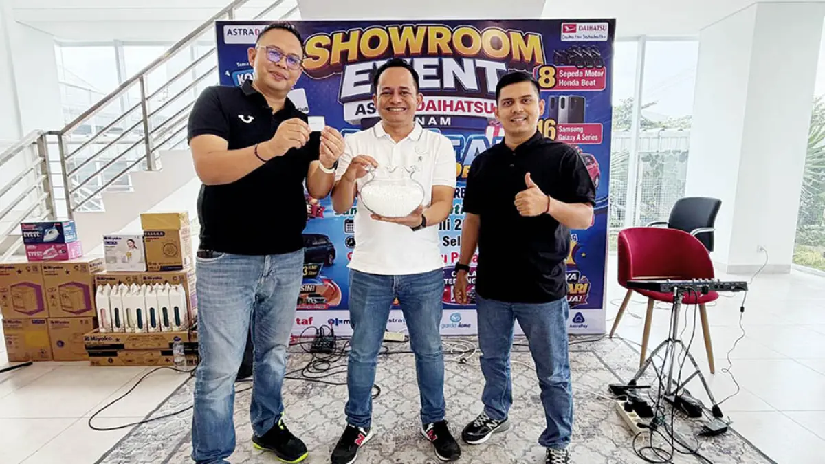 Supervisor Daihatsu SM Amin SM Sales Poin Rumbai, Aries Novriansyah (kiri) mencabut undian berhadiah seorang konsumen yang melakukan SPK, akhir pekan lalu. (Daihatsu untuk riau pos)
