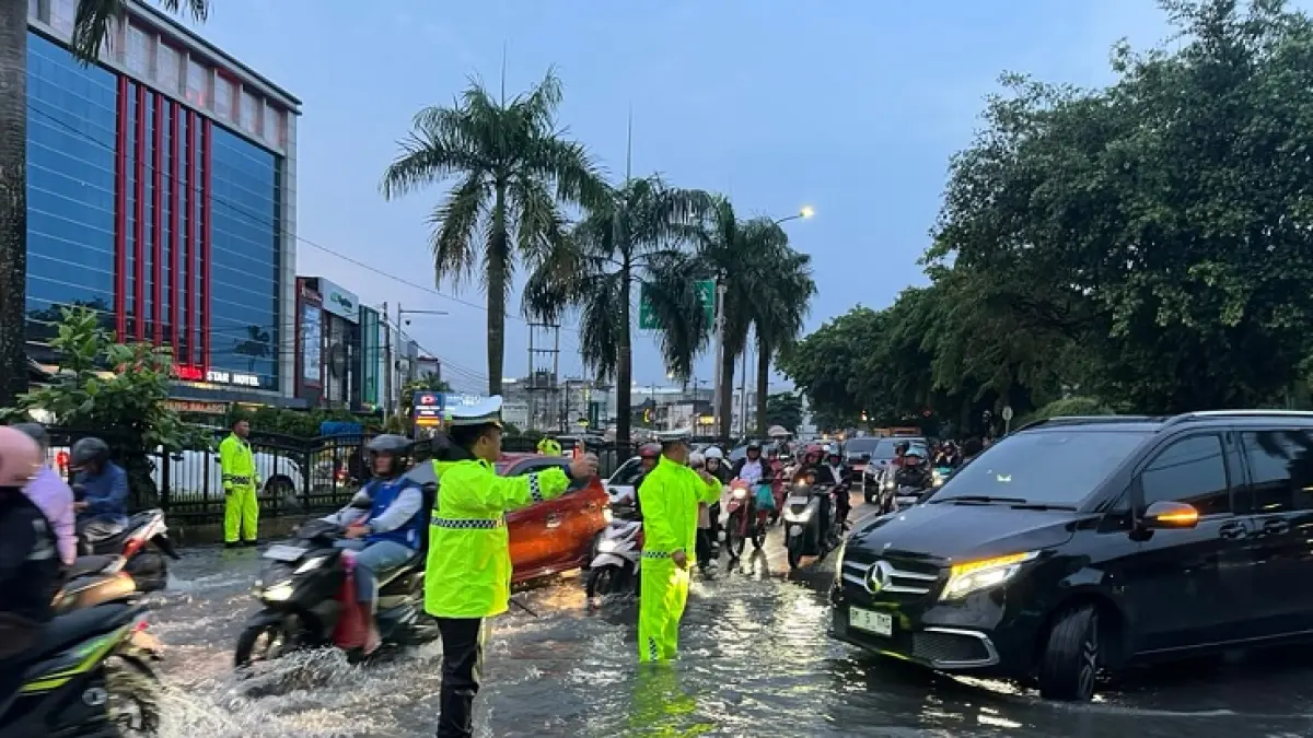 Tampak petugas tengah mengatur lalulintas di Jalan Jenderal Sudirman, tepatnya di depan Rumah Sakit Awal Bros, Senin (20/7/2026). (Satlantas Polresta Pekanbaru)