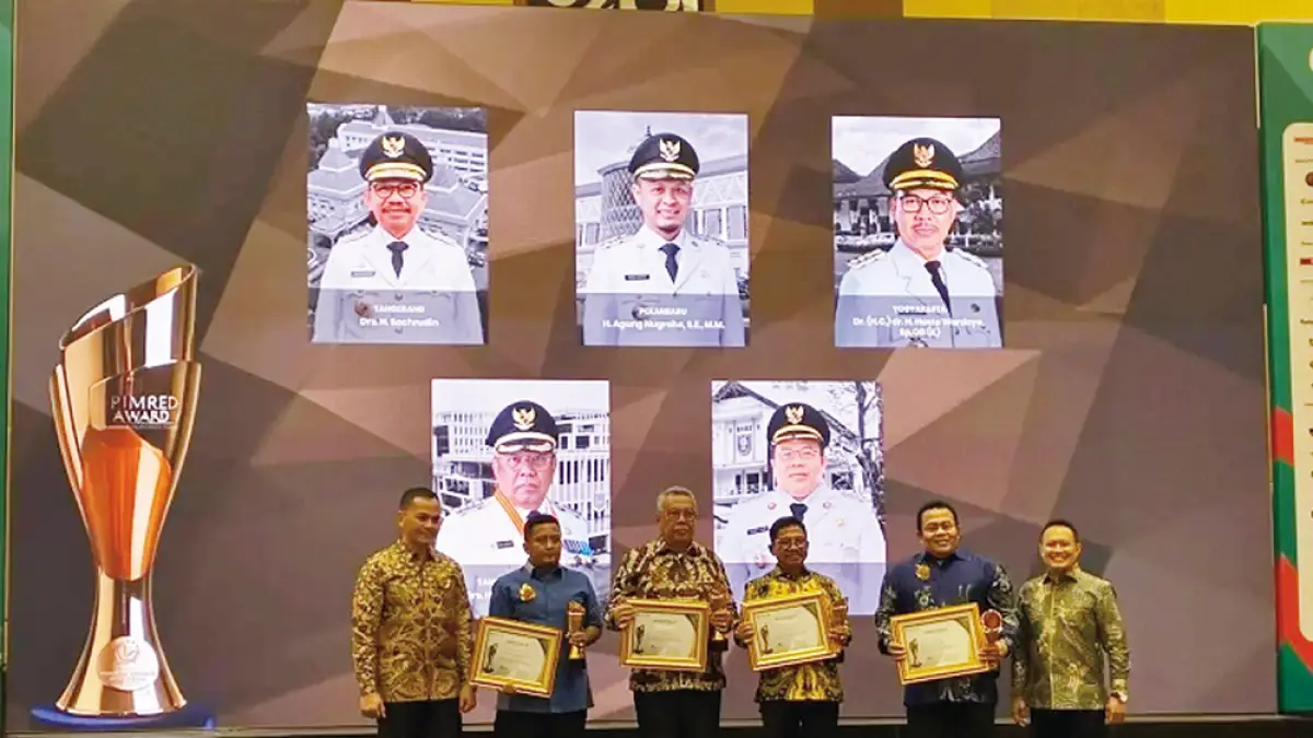 TERIMA PENGHARGAAN: Wali Kota Pekanbaru Agung Nugroho diwakili Sekretaris Diskominfotiksan Tengku Aznom Zaifani&nbsp;menerima penghargaan Pemred Award 2026, Sabtu (18/7/2026) malam. (Pemko pekanbaru untuk riau pos)