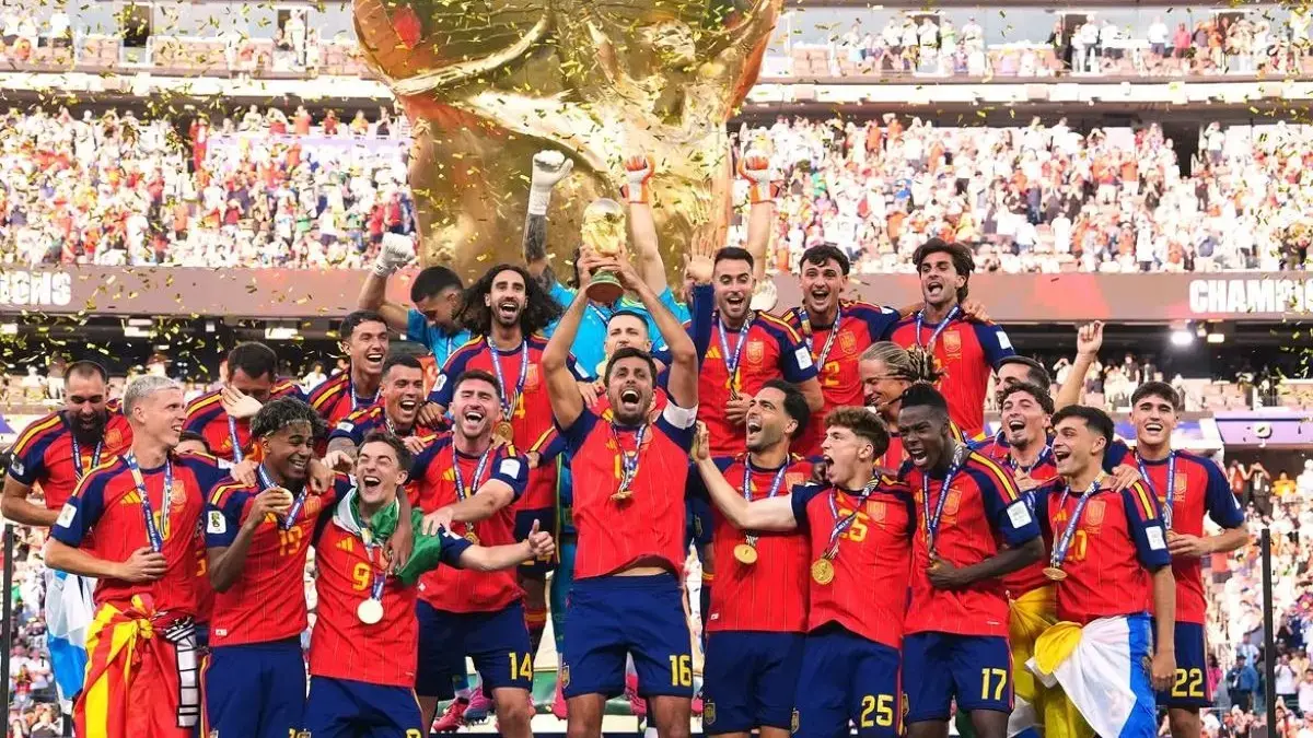 Timnas Spanyol mengangkat trofi Piala Dunia 2026 usai mengalahkan Argentina dengan skor 1-0 pada partai final, Ahad (20/7/2027).(@sefutbol/Instagram)
