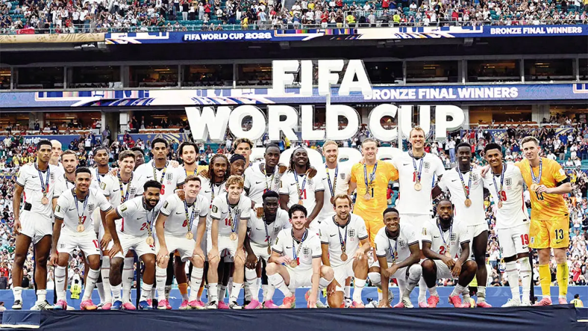 Para pemain Inggris foto bersama usai penyerahan medali perunggu atau peringkat ketiga Piala Dunia 2026 di Hard Rock Stadium, Miami Gardens, Ahad (19/7/2026). Inggris menempati peringkat tiga setelah mengalahkan Prancis dengan skor 6-4. (ROBERTO SCHMIDT/AFP)