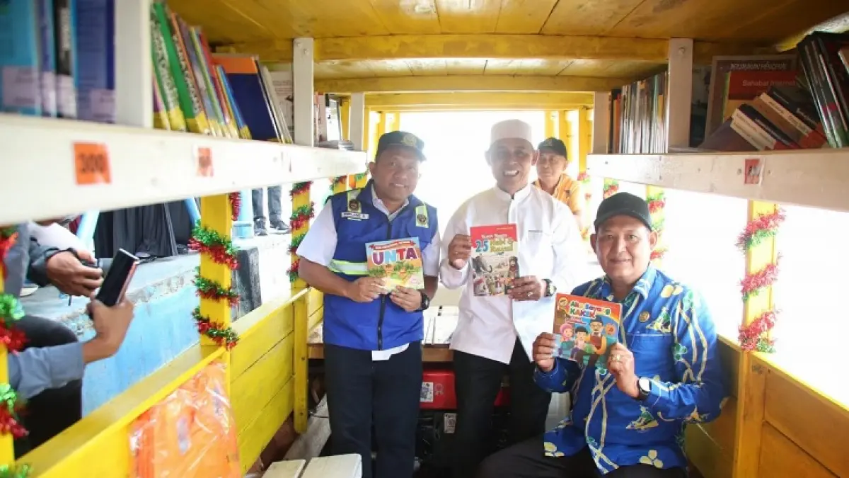 Bupati Inhil Herman meninjau koleksi buku di Pustaka Apung "Parit Anak Inhil" usai menerima bantuan dari Institut Kesehatan dan Teknologi Al-Insyirah Pekanbaru belum lama ini. Pustaka apung tersebut disiapkan untuk memperluas akses literasi masyarakat pesisir, khususnya di Kecamatan Concong.(Istimewa)