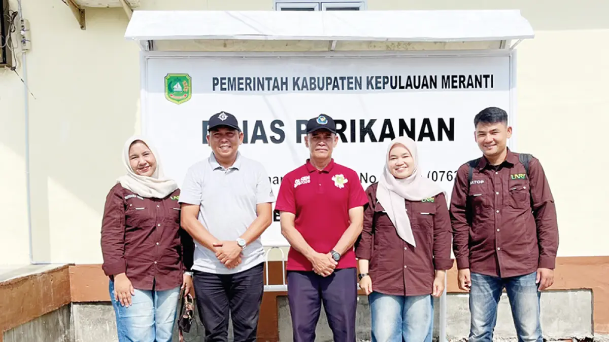 FOTO BERSAMA: Dosen Sosial Ekonomi Perikanan FPK Unri Asnika Putri Simanjuntak MSi (dua kanan) didampingi Kepala Dinas Perikanan Kepulauan Meranti Ahmad Yani SPi MM (tengah), Sekretaris Dinas Perikanan Dody Hamdani SSos MM (dua kiri), dosen Teknik Kimia FT Unri Alltop Amri Ya Habib ST MT (kanan), dan dosen Sosial Ekonomi Perikanan FPK Unri Mutiara Fitri SP MSi (kiri) foto bersama saat penelitian di Kabupaten Kepulauan Meranti, Riau, Ahad (12/7/2026). (Unri untuk riau pos)