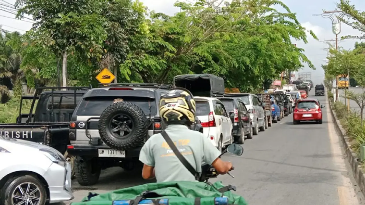 Antrean kendaraan di SPBU Sungai Jering Kecamatan Kuantan Tengah, Selasa (21/7/2026) masih terjadi. (Desriandi Candra/Riaupos.co)