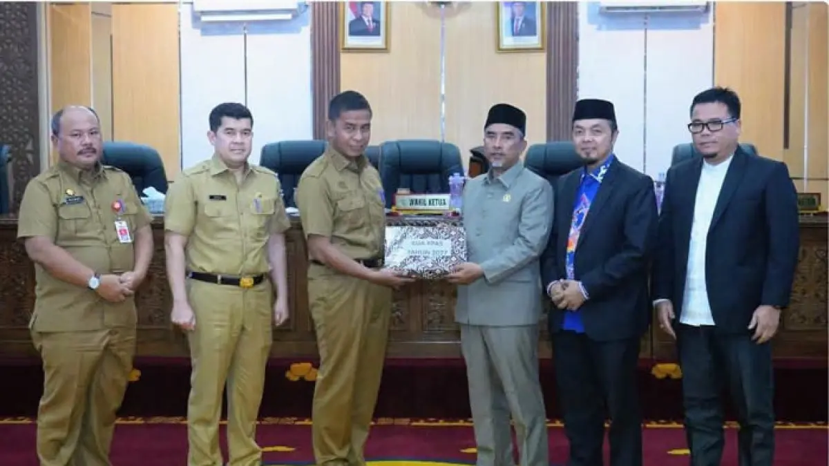 Bupati Kampar Ahmad Yuzar menyerahkan KUA PPAS APBD Kabupaten Kampar Tahun Anggaran 2027 kepada Ketua DPRD Ahmad Taridi didampingi Wakil Ketua Zulpan Azmi dan Sunardi DS di ruang Rapat Paripurna, Senin (20/7/2026). (Diskominfo Kampar untuk Riaupos.co)