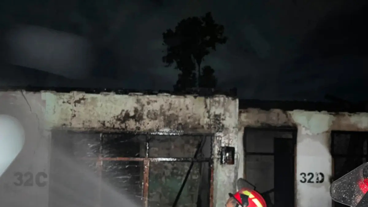 Tampak petugas tengah melakukan upaya pemadaman kebakaran yang melanda hebat di kawasan permukiman padat penduduk di Jalan Riau, Gang Nuri, Kelurahan Padang Terubuk, Kecamatan Senapelan, Kota Pekanbaru, Selasa (21/7/2026) dini hari. (Damkar Kota Pekanbaru untuk Riaupos.co)
