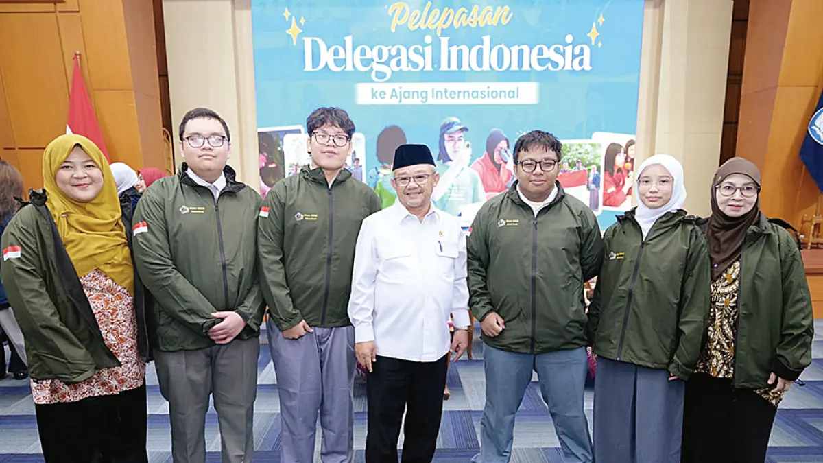 FOTO BERSAMA: Menteri Pendidikan Dasar dan Menengah (Mendikdasmen) RI Prof Abdul Mu’ti foto bersama dengan paradeligasi Indonesia, dua diantaranya adalah siswa MAN 1 Pekanbaru, Selasa (14/7/2026). (Humas MAN 1 Pekanbaru untuk Riau Pos)
