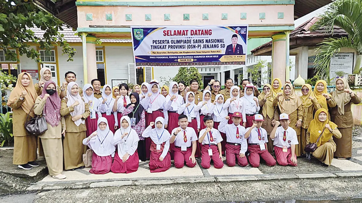 FOTO BERSAMA: Sejumlah peserta OSN jenjang SD mewakili Kabupaten Rohul foto bersama sebelum mengikuti seleksi OSN tingkat Provinsi Riau secara daring yang dipusatkan di SDN 001&nbsp;Rambah, Senin (20/7/2026). (Dinas Kominfo Rohul untuk Riau Pos)
