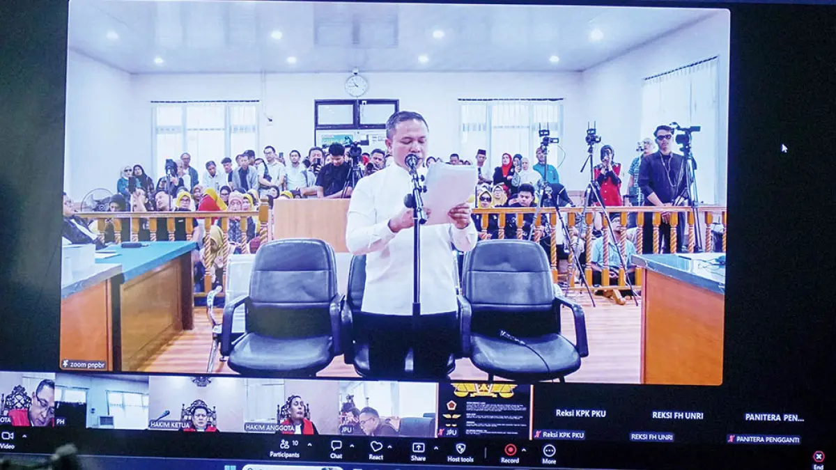Gubernur Riau nonaktif Abdul Wahid saat membacakan nota pembelaan atau pleidoi dalam persidangan di Pengadilan Negeri Pekanbaru, Senin (20/7/2026). (MHD AKHWAN/RIAU POS)