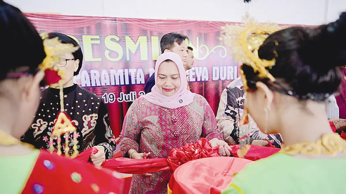 GUNTING PITA: Bupati Bengkalis Kasmarni menggunting pita sebagai tanda diresmikan pemakaian gedung SMK Paramita Maitreya Duri, Kecamatan Mandau, Ahad&nbsp;(19/7/2026). (Pemkab bengkalis untuk riau pos)
