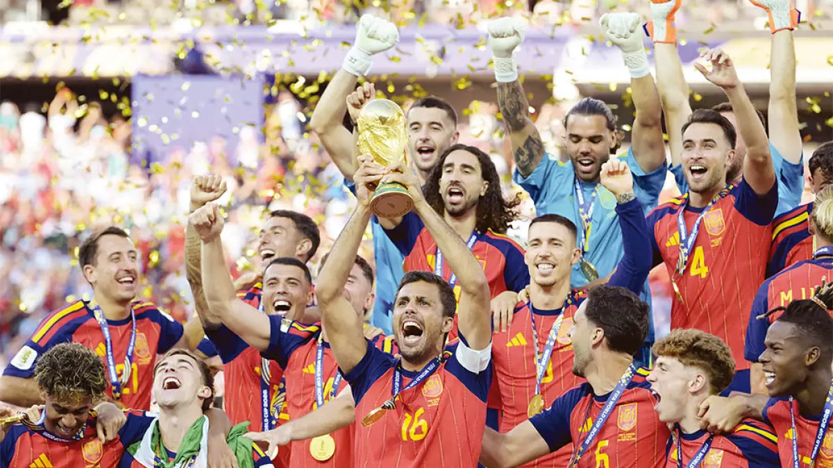 Kapten Spanyol mengangkat trofi saat merayakan juara Piala Dunia 2026 di MetLife Stadium, East Rutherford, Senin (20/7/2026). (Mandel NGAN/AFP)