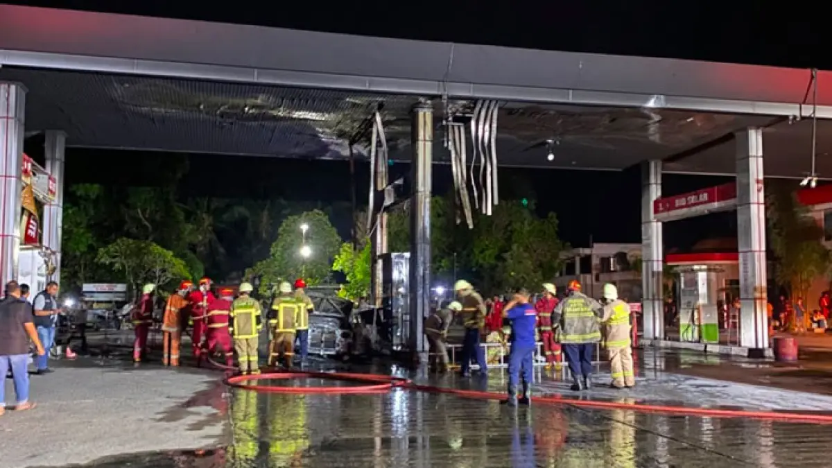 Kebakaran di SPBU 14.282.667 yang berada di Jalan Hang Tuah Ujung Pekanbaru, Senin (20/7/2026). (Damkar Kota Pekanbaru untuk Riaupos.co) 