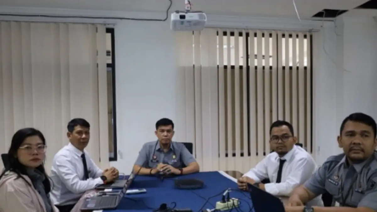 Kepala Kanwil Kemenkum Riau Rudy Hendra Pakpahan (tengah) bersama jajaran, mengikuti Sosialisasi Implementasi PNBP Pencatatan Hak Cipta Lagu dan Musik secara virtual, Selasa (21/7/2026). (Humas Kanwil Kemenkum Riau)