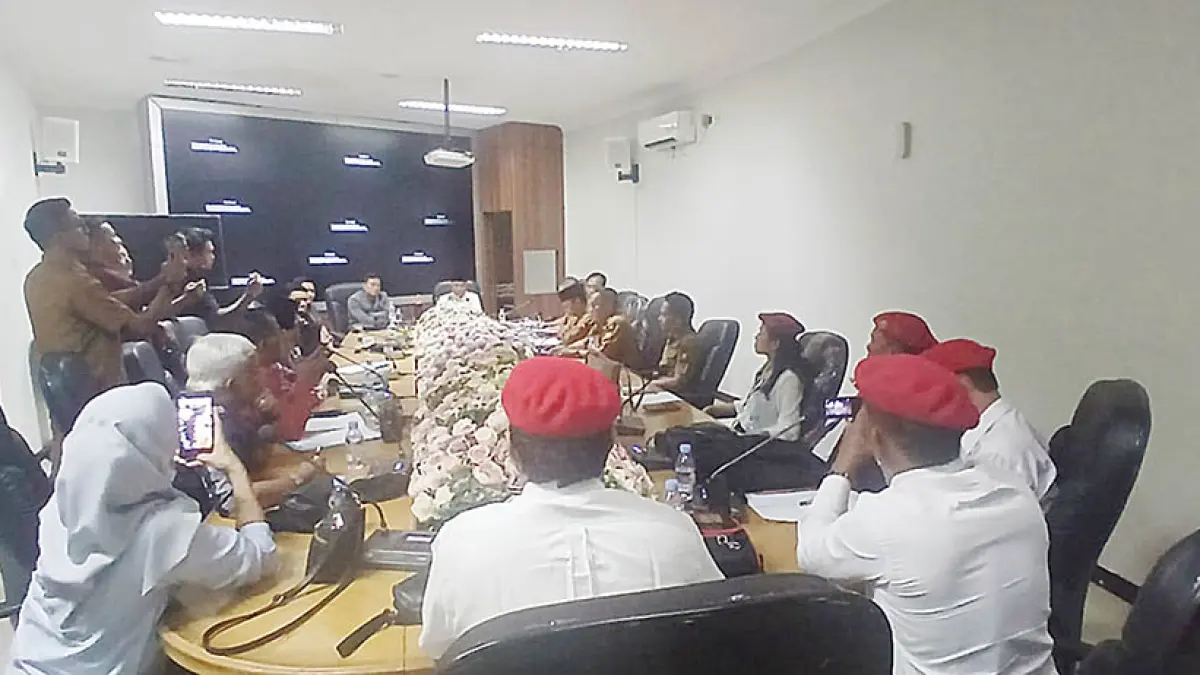 Ketua Komisi II DPRD  Kampar Tony Hidayat memimpin rapat dengar pendapat (RDP) dengan Disdikpora, kepala sekolah, tokoh masyarakat, dan orang tua murid di ruang Banmus DPRD Kampar, Senin (20/7/2026). (Kamaruddin/Riau pos )