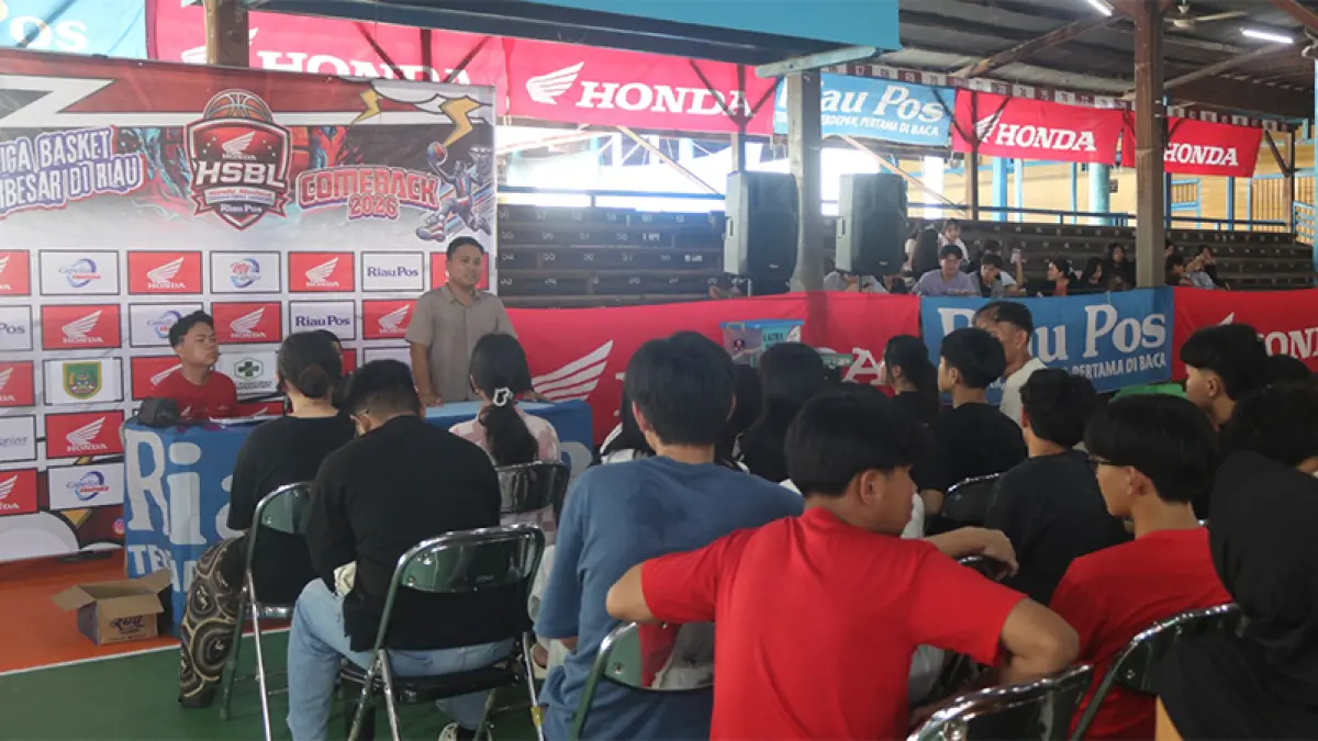 Koordinator Event Riau Pos-HSBL, Agus Syuhada memimpin technical meeting , di Lapangan Basket Wahidin, Bagansiapiapi, Selasa (21/7/2026). (Zulfadhli)