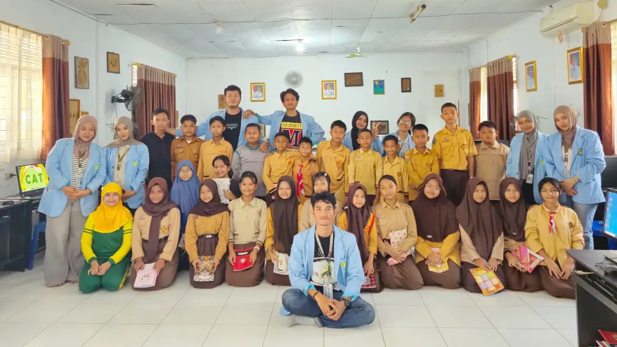Mahasiswa Kukerta UNRI Tahun 2026 Desa Makmur foto bersama saat menggelar pelatihan dasar Microsoft Word bagi siswa kelas VII SMP Negeri 2 Pangkalan Kerinci, beberapa waktu lalu.