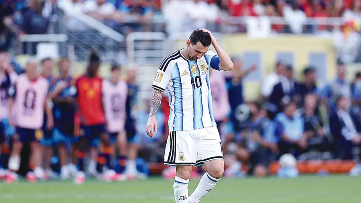 Pemain Argentina Lionel Messi menundukkan kepala usai  pertandingan final Piala Dunia 2026 melawan Spanyol di New Jersey Stadium, Senin (20/7/2026). (afp)