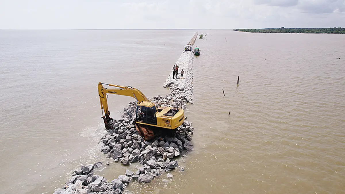 PENGAMAN PANTAI: Sejumlah pekerja dan pejabat terkait memantau situasi pembangunan 293 meter pengaman pantai di Desa Kedabu Rapat, Kecamatan Rangsang Pesisir, Meranti, Senin (20/7/2026). (WIRA SAPUTRA/RIAU POS)
