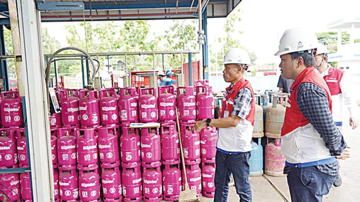 Pihak Pertamina Patra Niaga meninjau pemberlakukan harga baru Bright Gas di lapangan. (Pertamina Patra Niaga untuk riau pos)