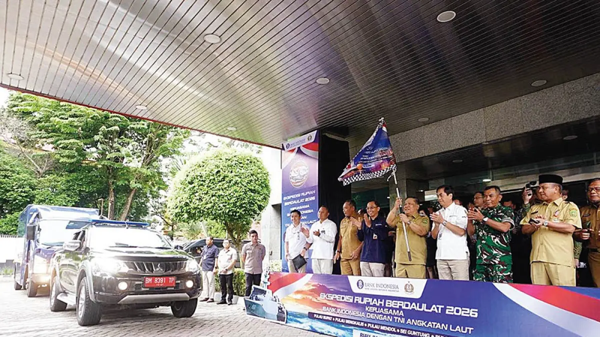 Plt Gubri SF Hariyanto saat melepas tim ekspedisi rupiah berdaulat di kantor BI Riau, Senin (20/7/2026). (Diskominfo Riau untuk Riau Pos)
