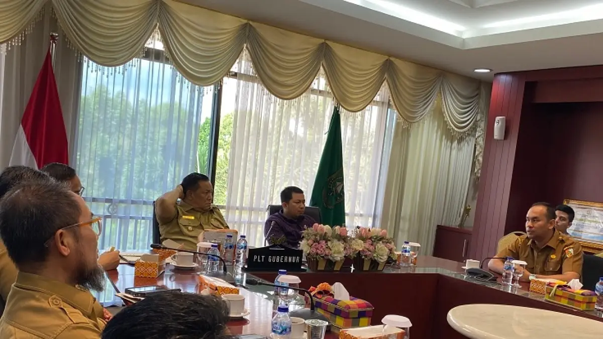 Plt Gubri SF Hariyanto saat rapat bersama perwakilan Pemko Pekanbaru membahas persoalan banjir di Jalan Sudirman, Selasa (21/7/2026). (Soleh Saputra/Riaupos.co)