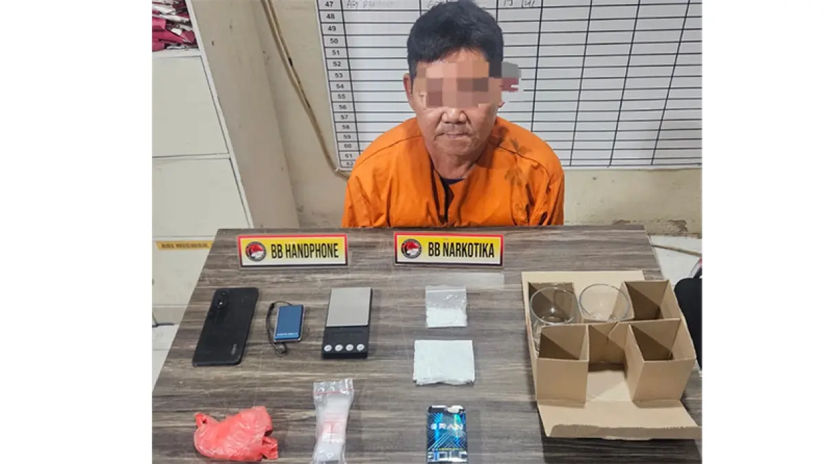 Pria berinisial BI diamankan di Mapolres Inhil bersama barang bukti sabu, Senin (20/7/2026). (Istimewa).