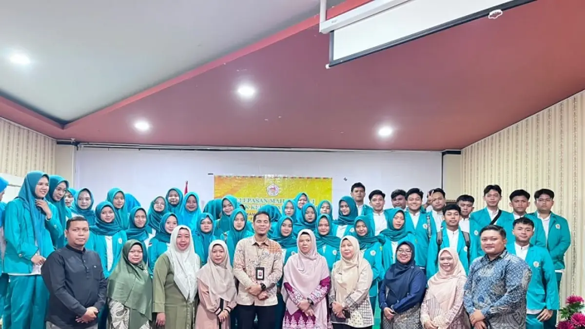 Rektor Universitas Hang Tuah Pekanbaru, Assoc Prof Ns Lita MKep PhD dan para pimpinan lainnya foto bersama usai pelepasan secara simbolis mahasiswa PKL RMIK, belum lama ini. (UHTP Untuk Riau Pos)