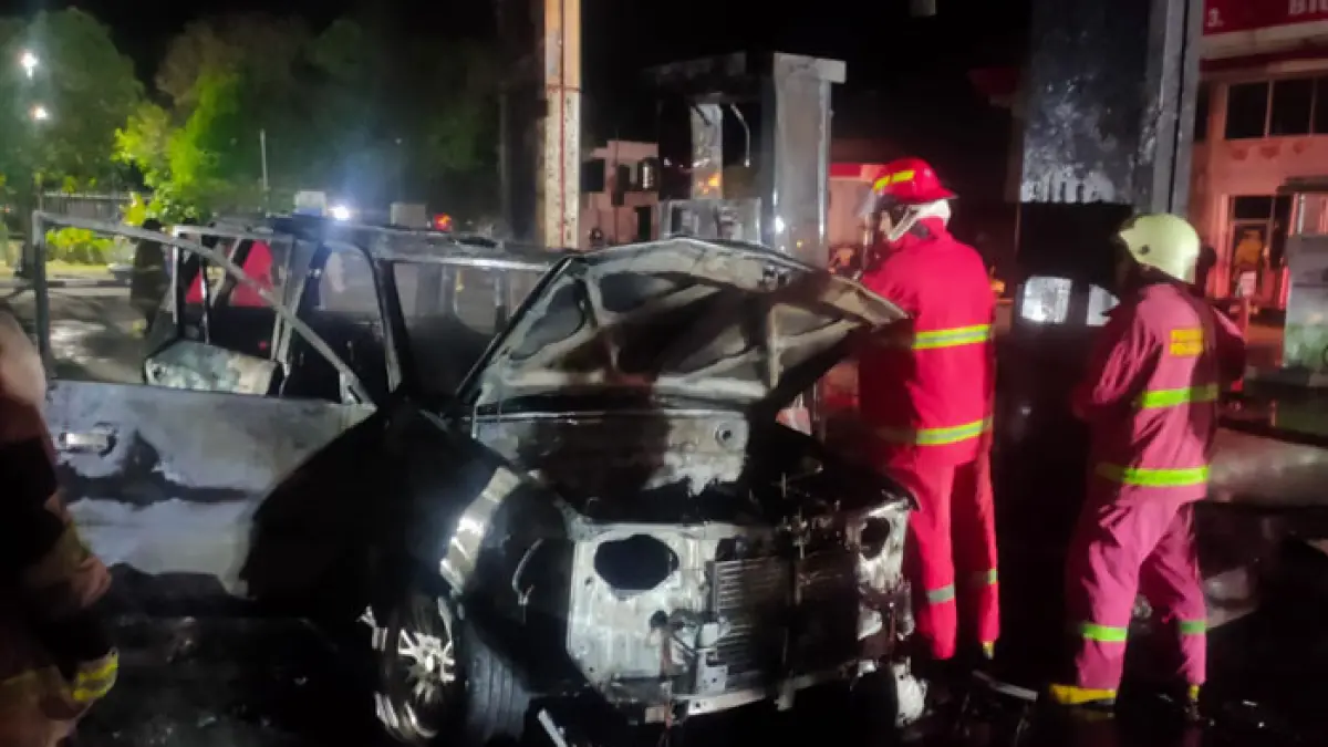 SPBU yang berada di Jalan Hang Tuah Ujung, RT 03/RW 09, Kelurahan Rejosari, Kecamatan Tenayan Raya, Kota Pekanbaru terbakar. (Damkar Pekanbaru untuk Riaupos.co)