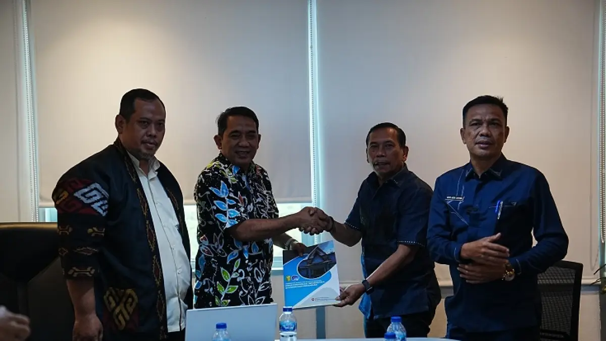 Anggota Komisi III DPRD Kuansing, Oberlin Manurung didampingi Plt Kadis Kominfoss Kuansing Hevi H Antoni menyerahkan kepada Plh Direktur Akselerasi Infrastruktur Digital Komdigi, Agung Setio Utomo di Kementerian Komdigi, Selasa (21/7/2026). (Dinas Kominfoss Kuansing)