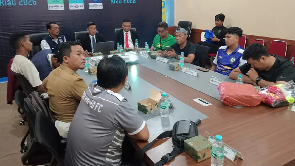 Wakil Direktur Kompetisi PSSI Riau Doni Markos dan perwakilan wasit membahas teknis pertandingan di Ruang Rapat PSSI Jalan Pattimura Pekanbaru, Selasa (21/7/2026). Denni Andrian/Riaupos.co