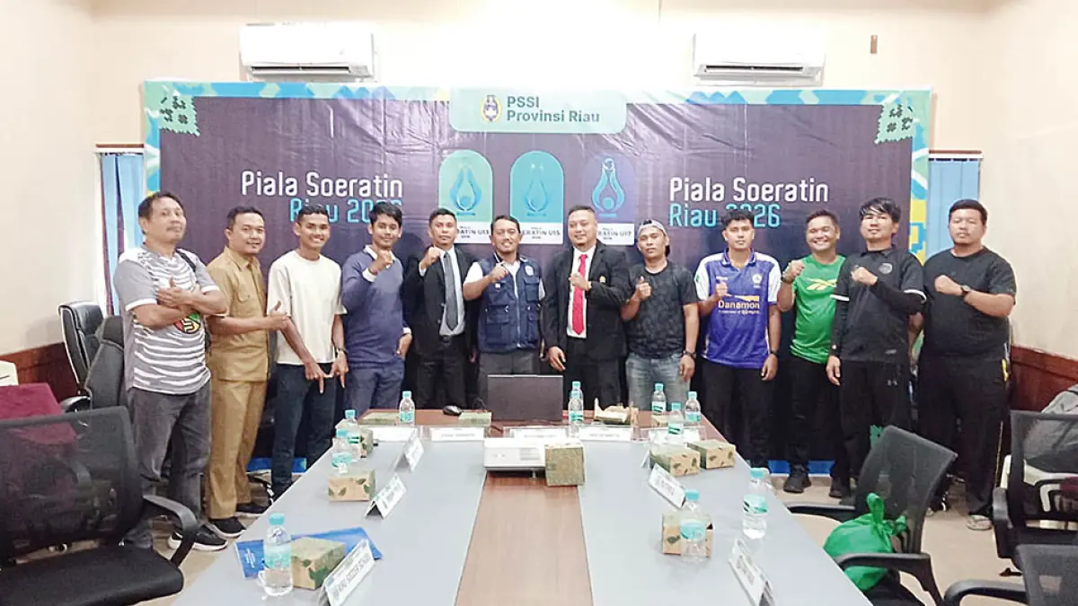 Perwakilan tim yang lolos Babak 8 Besar Piala Soeratin U-13 Zona Riau foto bersama Wakil Direktur Kompetisi PSSI Riau Doni Markos dan perwakilan wasit usai MCM di Ruang Rapat PSSI Riau Jalan Pattimura Pekanbaru, Selasa (21/7/2026). (Denni Andrian/Riau Pos)